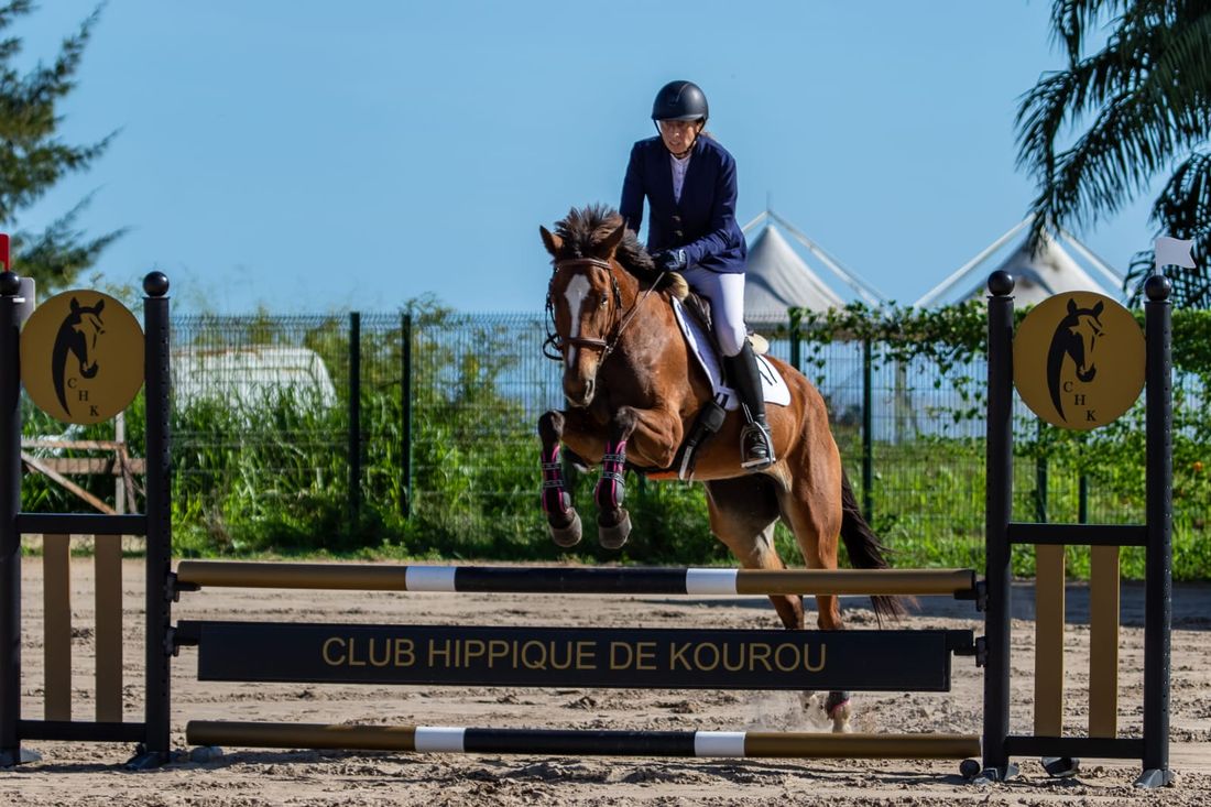 Cavalière franchissant un obstacle au Club Hippique de Kourou